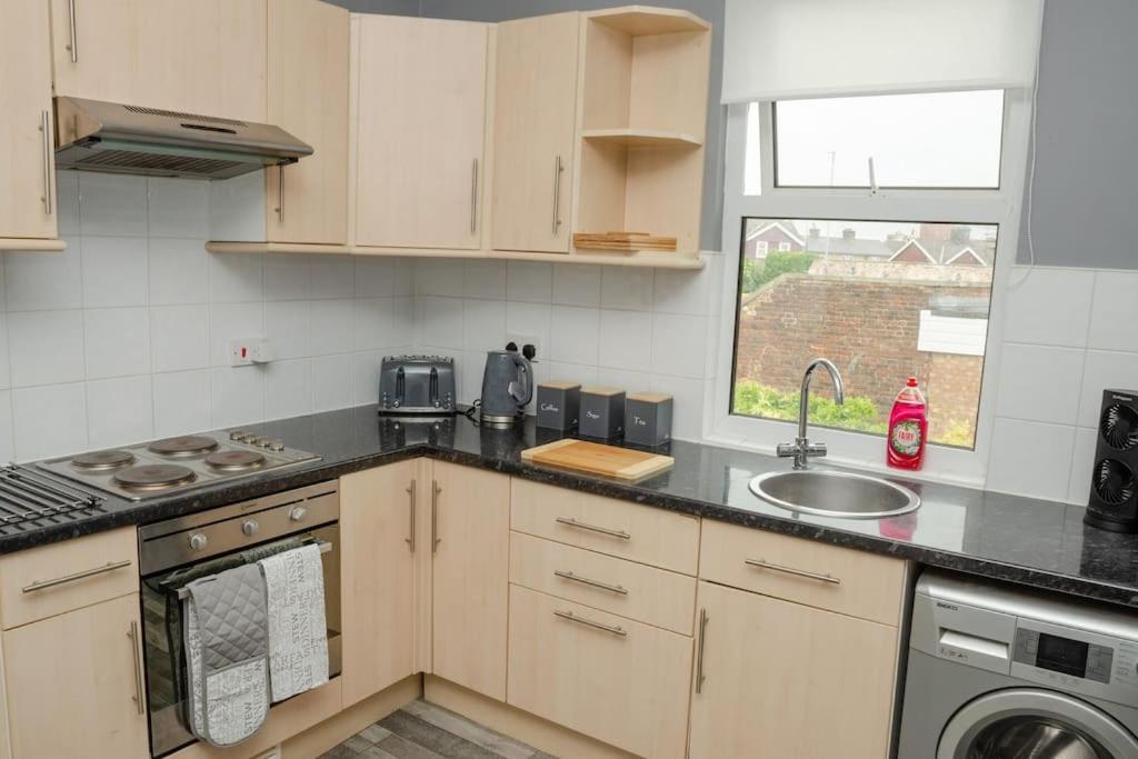 Peaceful & Spacious Family Home In Eastbourne! 外观 照片